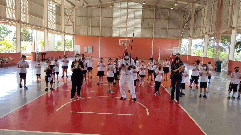 Alunos dançando em uma quadra